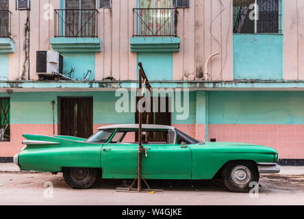 Geparkten grünen Oldtimer, Havanna, Kuba Stockfoto