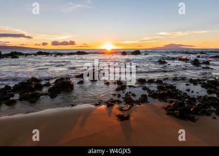 Keawakapu Beach bei Sonnenaufgang, Maui, Hawaii, USA Stockfoto