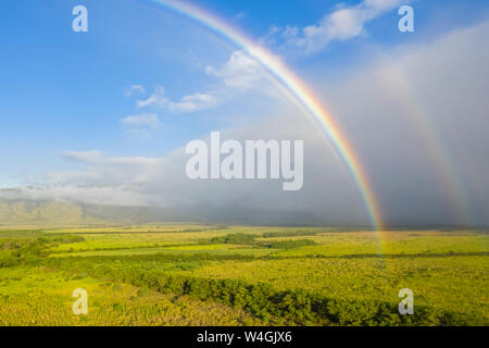 Luftaufnahme über West Maui Berge mit einem Regenbogen, Maui Veterans Highway, Maui, Hawaii, USA Stockfoto