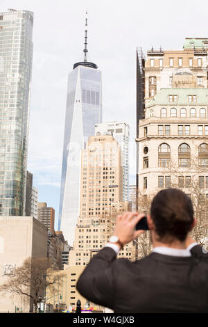 Rückansicht des Menschen Bilder aufnehmen mit Smartphone, New York City, USA Stockfoto