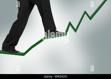 Diagramm „Geschäftsmann läuft auf Linie“ Stockfoto
