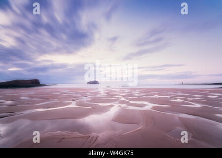 Bass Rock in Abstand, bei Sonnenuntergang, North Berwick, East Lothian, Schottland Stockfoto