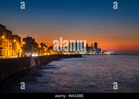 Zur Malecon bei Sonnenuntergang, Havanna, Kuba Stockfoto