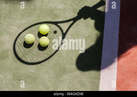 Schatten eines Tennisspieler mit Bälle und Schläger auf Gericht Stockfoto