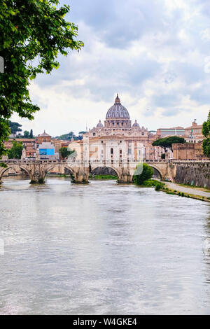 Tiber, Ponte Sant'Angelo, St. Peter Basilika, Rom, Italien Stockfoto
