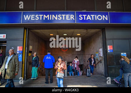 Die U-Bahnstation Westminster in London, Vereinigtes Königreich Stockfoto