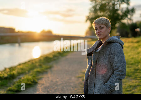 Portrait von Frau bei Sonnenuntergang Stockfoto