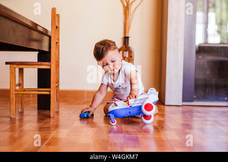 Kleiner Junge spielt mit seinen Spielsachen Stockfoto