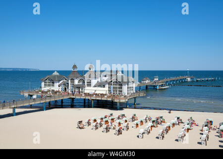 Deutschland, Mecklenburg-Vorpommern, Rügen, Ostsee, Blick auf die Seebrücke am Strand Stockfoto