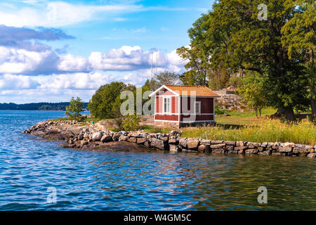 Holzhütte in traditionellem Rot an der Inselgruppe in der Nähe von Stockholm, Schweden Stockfoto