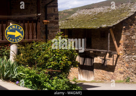 Verlassenes Dorf mit Wegweiser am Jakobsweg, Spanien Stockfoto