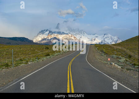 Straße zum Mount Fitz Roy in der Nähe von El Chalten, Patagonien, Argentinien, Südamerika Stockfoto