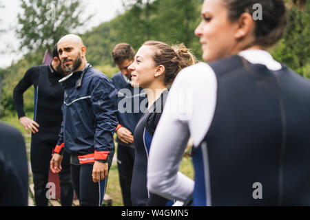 Eine Gruppe von Freunden die Vorbereitung für eine Bootsfahrt Stockfoto