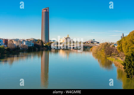 Guadalquivir mit Torre Sevilla, Sevilla, Spanien Stockfoto