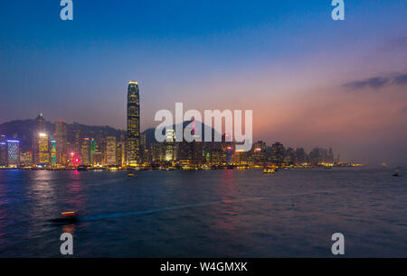 Hong Kong Central Skyline und Victoria Hafen bei Sonnenuntergang, Hongkong, China Stockfoto