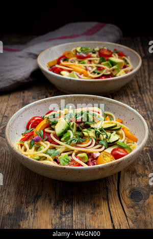 Spaghetti mit gegrilltem Gemüse, Paprika, Zucchini, Avocado, Tomate, Koriander Stockfoto