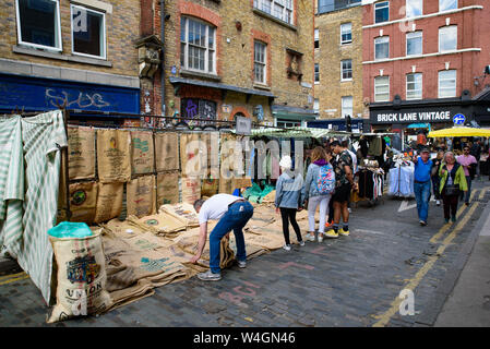 Brick Lane Markt am Sonntag in London, Vereinigtes Königreich Stockfoto