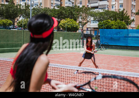 Weibliche Tennisspieler Heuernte ein Match auf Court Stockfoto