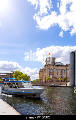 Blick auf Reichstag mit tourboat auf Spree im Vordergrund, Berlin, Deutschland Stockfoto