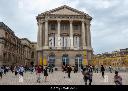 Besucher vor der Bavaria Pavillon, der Haupteingang zum Schloss von Versailles, Yvelines, Region Île-de-France Frankreich Stockfoto