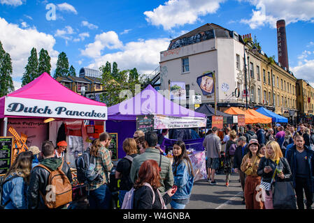 Imbissstände in der Brick Lane Markt am Sonntag in London, Vereinigtes Königreich Stockfoto