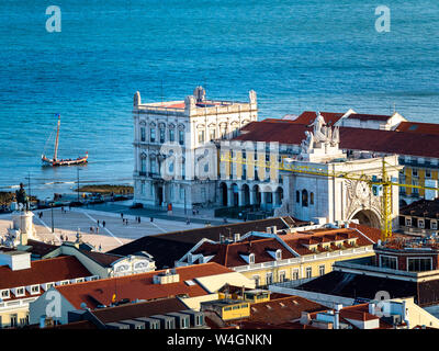 Blick über die Stadt, den Fluss Tejo vom Miradouro da Nossa Senhora do Monte, Lissabon, Portugal Stockfoto