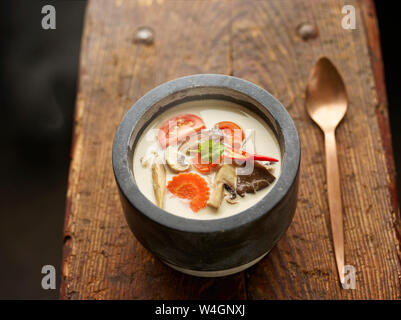 Asiatische Tom Kha Gai Suppe in der Schüssel Stockfoto