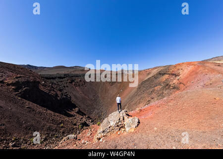 Touristische vor Krater Kalu'uoka 'o'o, Sliding Sands Trail Haleakala Vulkan Haleakala National Park, Maui, Hawaii, USA Stockfoto