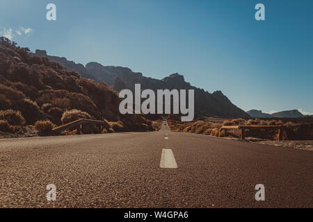 Leere Straße in den Nationalpark Teide, Teneriffa, Spanien Stockfoto