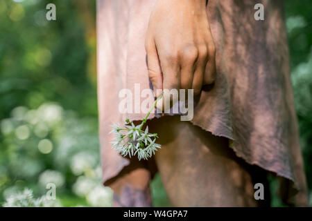 In der Nähe von Frau mit einem Wildflower in der Natur Stockfoto