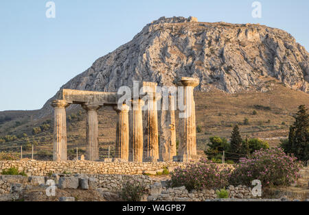 Archaische Tempel des Apollo, der dorischen Säulen, Korinth, Griechenland Stockfoto