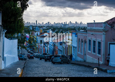 Blick auf den Sonnenuntergang in der kolonialen Altstadt von Olinda und Recife im Hintergrund, Pernambuco, Brasilien Stockfoto