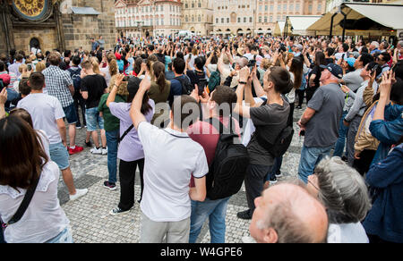 Menschen rund um die Prager Uhrturm am Alten Stadtplatz, 16. Juni 2019. Stockfoto