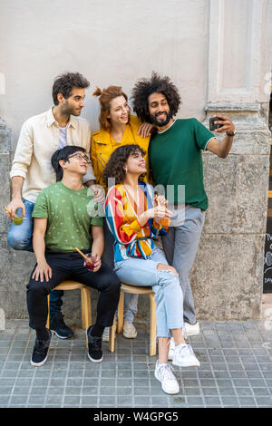 Mann eine selfie mit Freunden in der Stadt Stockfoto