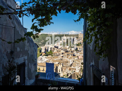 Anzeigen von Ragusa Superiore zu Ragusa Ibla mit Duomo di San Giorgio, Ragusa, Sizilien, Italien Stockfoto