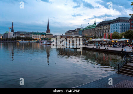 Stadtbild mit Binnenalster bei Sonnenuntergang, Hamburg, Deutschland Stockfoto