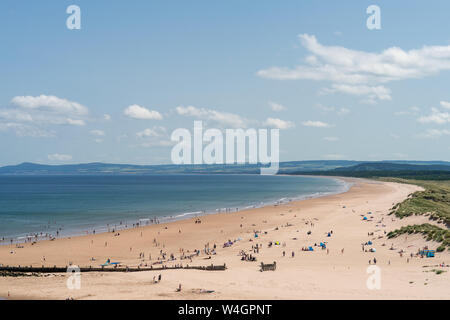 Lossiemouth East Beach, Lossiemouth, Moray, Schottland. 23. Juli 2019. UK Wetter: UK. Urlauber haben zum Strand von Lossiemouth strömten wie Temperaturen von 30 c Hit Credit: - JASPERIMAGE/AlamyLiveNews Stockfoto