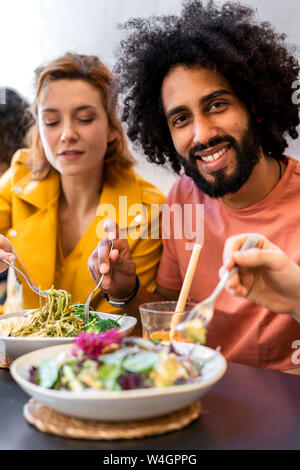 Freunde mit Mittagessen in einem Restaurant Stockfoto