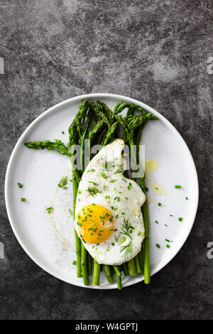 Spargel und Spiegelei auf einer Platte Stockfoto