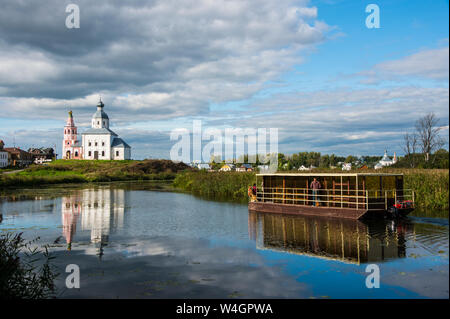 Abgebrochener Kirche reflektiert in der Kamenka Fluss, Suzdal, Goldener Ring, Russland Stockfoto