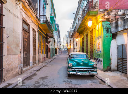 Geparkt Oldtimer in leere Straße, Havanna, Kuba Stockfoto