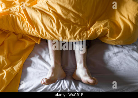 Tätowierten Mann im Bett lag, Stockfoto