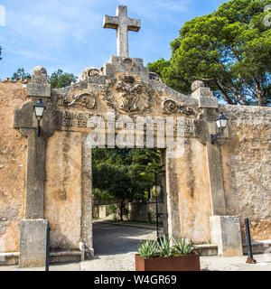 Mallorca, Eingang zu Santuari de Cura auf dem Klosterberg Randa, Mallorca, Spanien Stockfoto