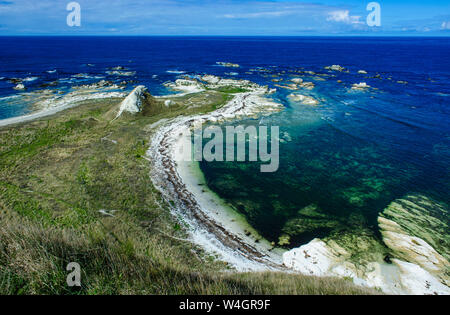 Blick von der Klippe über der Kaikoura Halbinsel, Südinsel, Neuseeland Stockfoto