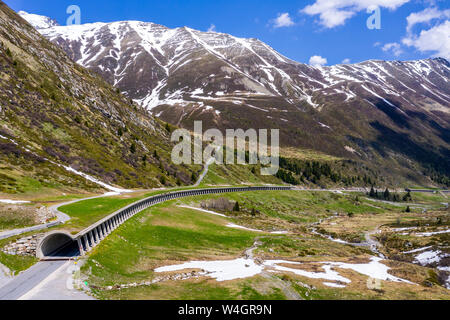 Luftaufnahme über lawinenschutz Galerie im Kühtai Mountain Pass Road, Tirol, Österreich Stockfoto