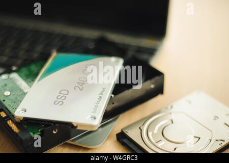 SSD und Laptop, Solid-State-Festplatte mit SATA 6 Gb Anschluss Stockfoto