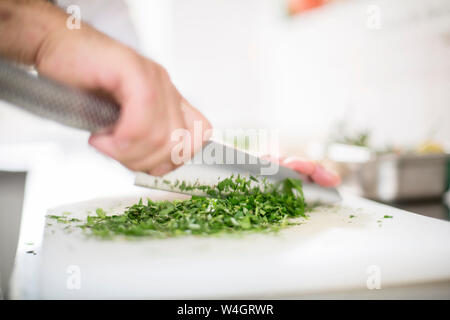 Kochen, Zerkleinern von Kräutern Stockfoto