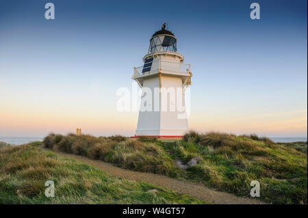 Waipapa Point Leuchtturm bei Sonnenuntergang, die Catlins, Südinsel, Neuseeland Stockfoto