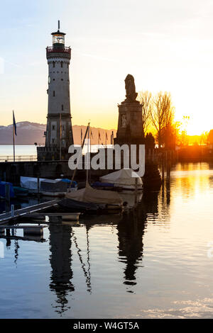 Hafen bei Sonnenuntergang, Lindau, Bodensee, Deutschland Stockfoto