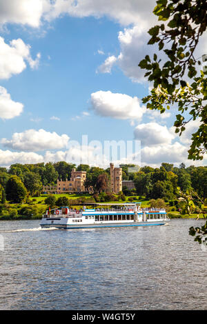 Blick auf Schloss Babelsberg mit tourboat auf Havel im Vordergrund, Potsdam, Deutschland Stockfoto